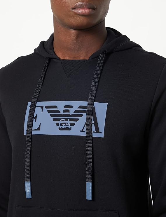 Emporio Armani felpa uomo nera con cappuccio e logo azzurro a rilievo
