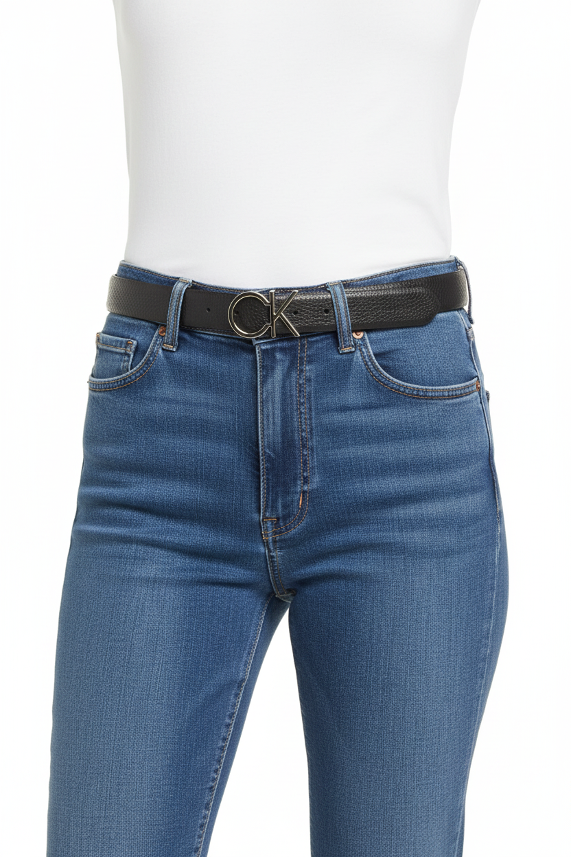 Cintura Calvin Klein CK Logo Belt con modella