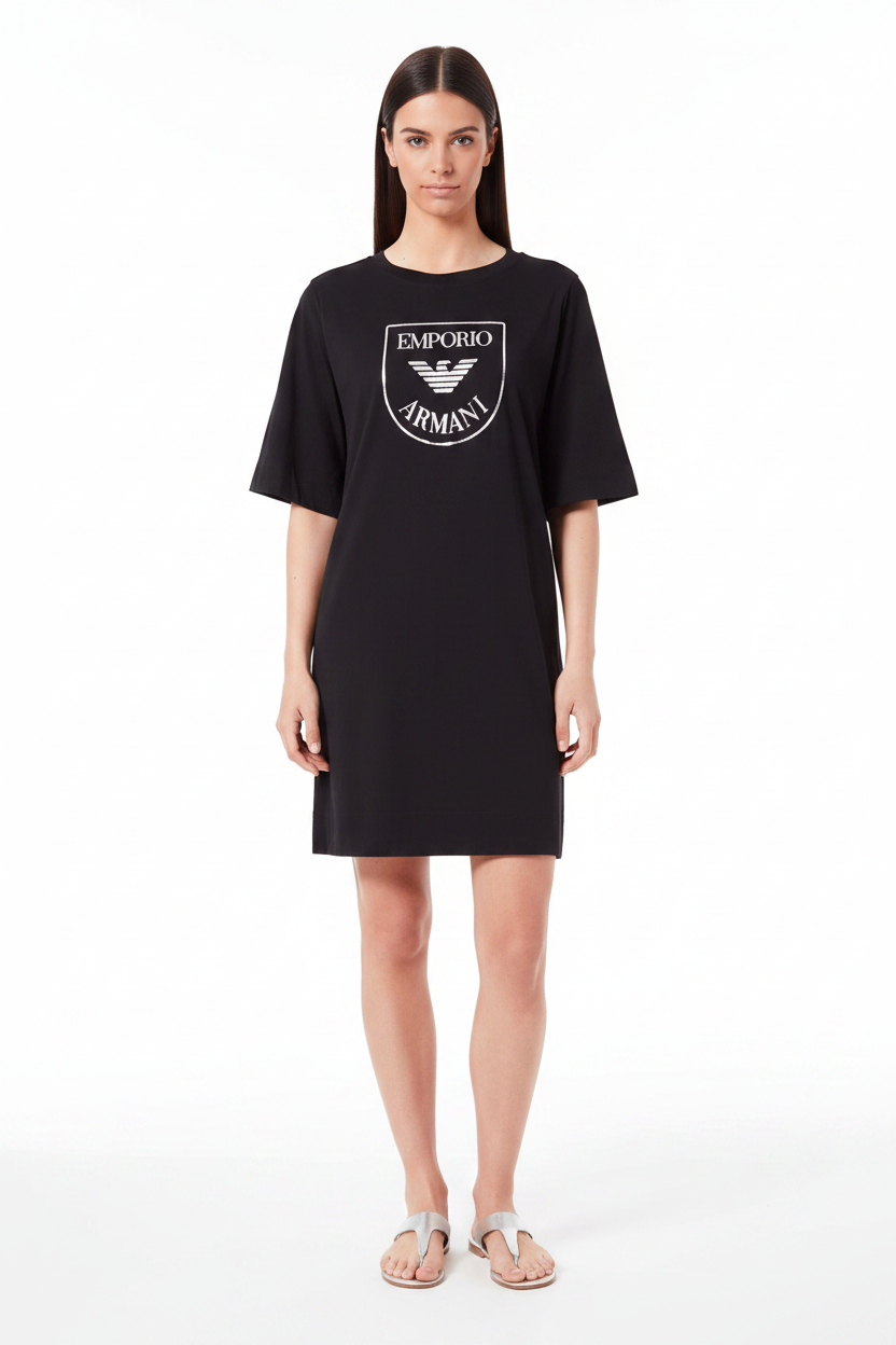 Emporio Armani T-Shirt Dress Nero Logo Scudo - Modella full body sandali argento sfondo bianco