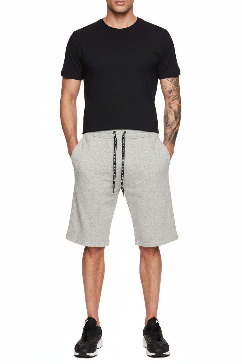 Guess Short Pant Uomo U92Q07FL01T Grigio Chiaro - Modello Figura Intera