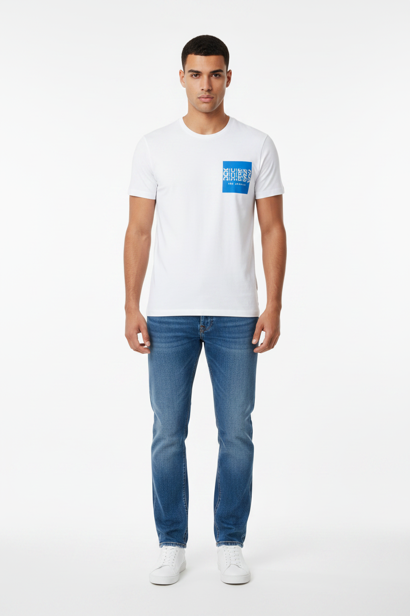 Guess T-Shirt U82I136 Los Angeles Bianco - Modello con Jeans