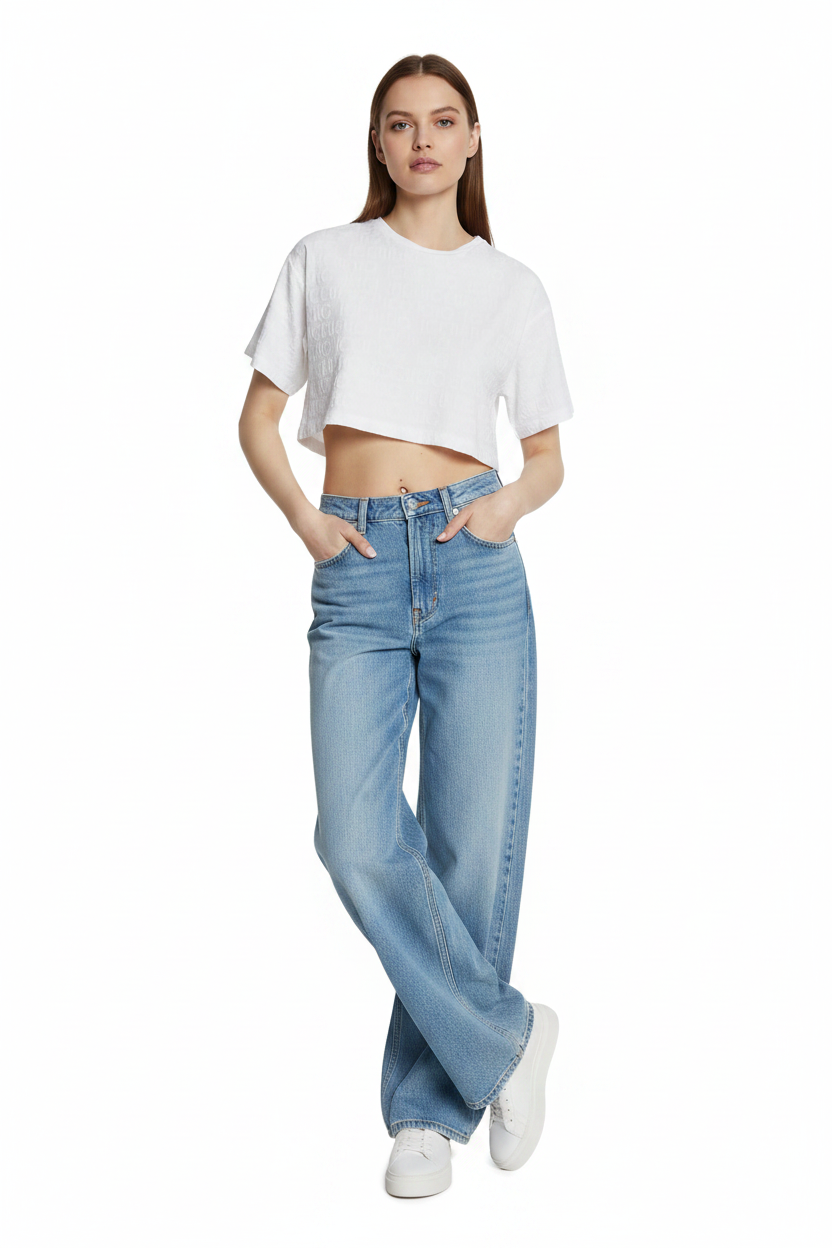 Iceberg Crop T-Shirt Bianca con Palazzo Jeans e Sneakers
