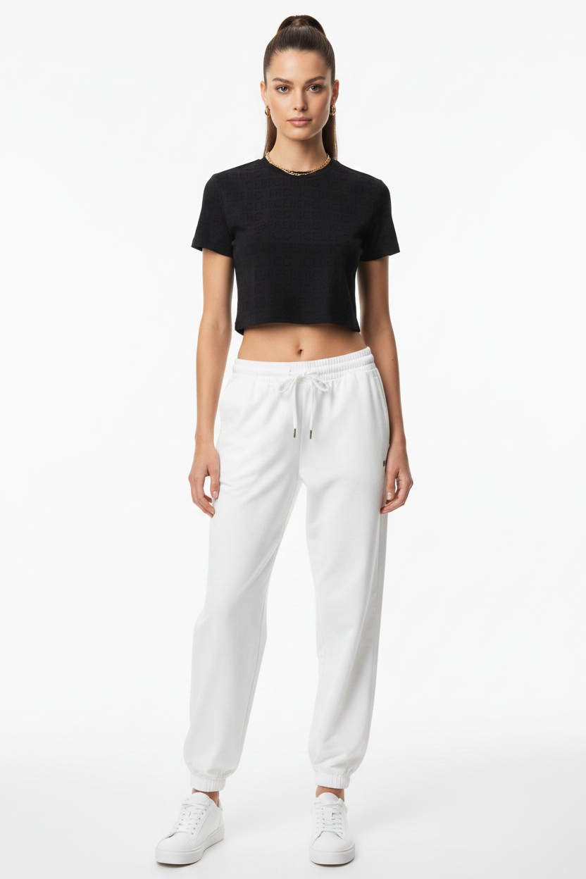 Iceberg Crop T-Shirt con modella e joggers bianchi