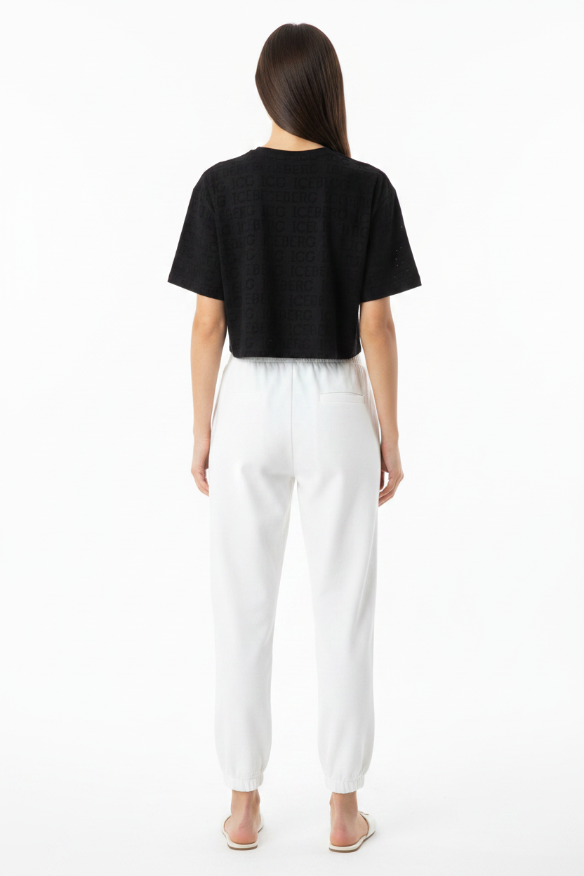 Iceberg Crop T-Shirt Vista Posteriore con Joggers Bianchi
