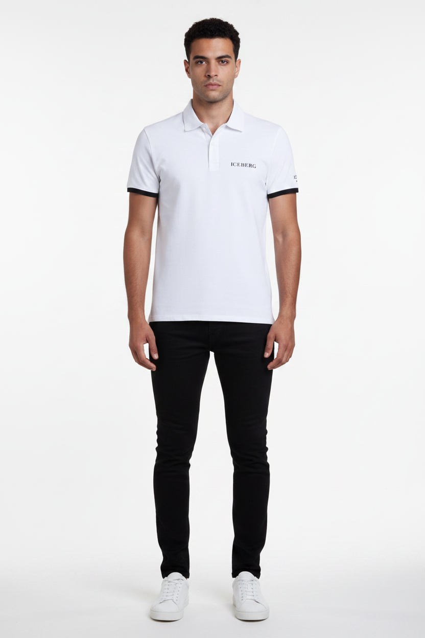 Iceberg Polo Uomo ICE1MPL01 Bianco — Modello Full Body con Jeans Neri e Sneakers Bianche