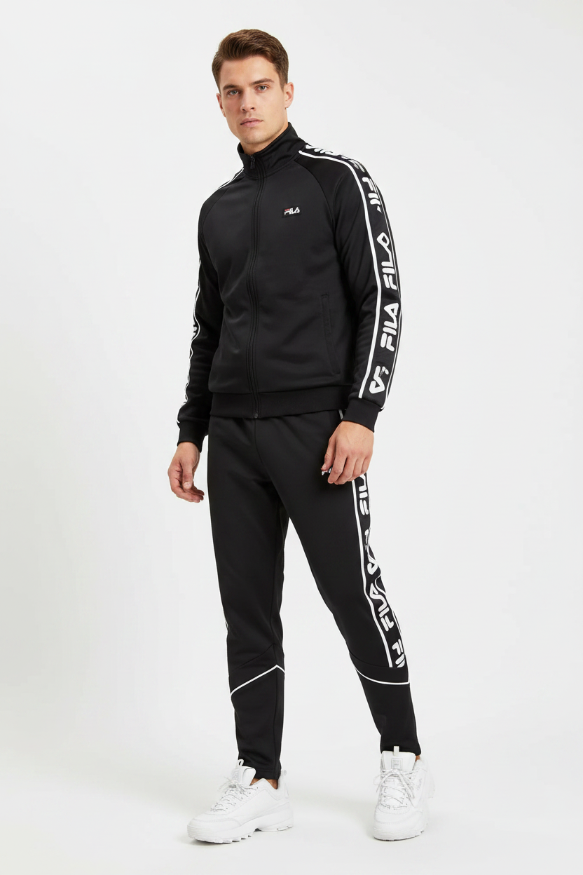 Modello indossa pantaloni tuta Fila Ted neri bande logo FILA verticali con sneaker bianche