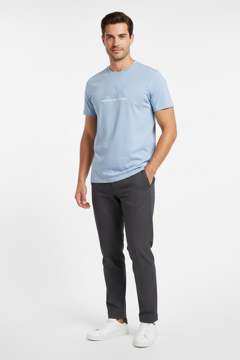 Modello con T-shirt Armani Exchange Ashley Blu