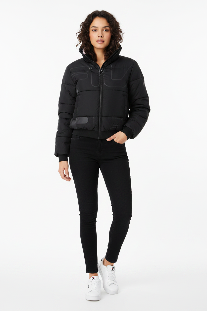 Modella indossa piumino bomber cropped Fila LAJANA nero con colletto alto e logo tono su tono, jeans neri sneaker bianche