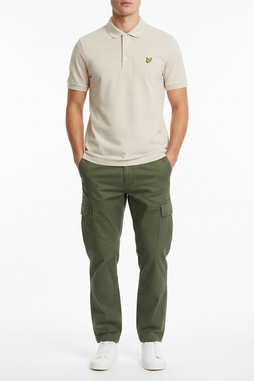 Lyle & Scott Polo SP400VOG Col. Sabbia — Modello Full Body con Cargo Verde Militare
