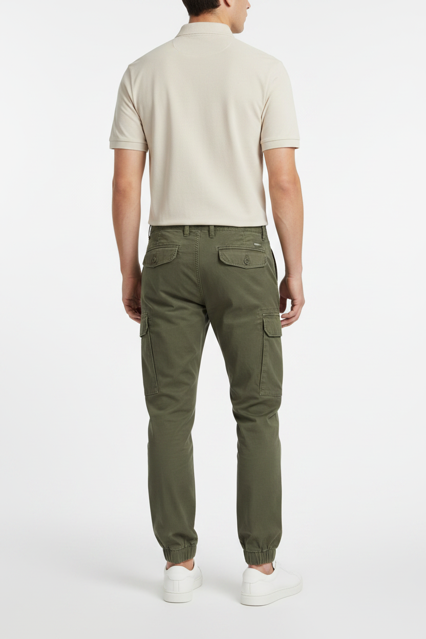 Lyle & Scott Polo SP400VOG Col. Sabbia — Vista Posteriore con Cargo Verde Militare