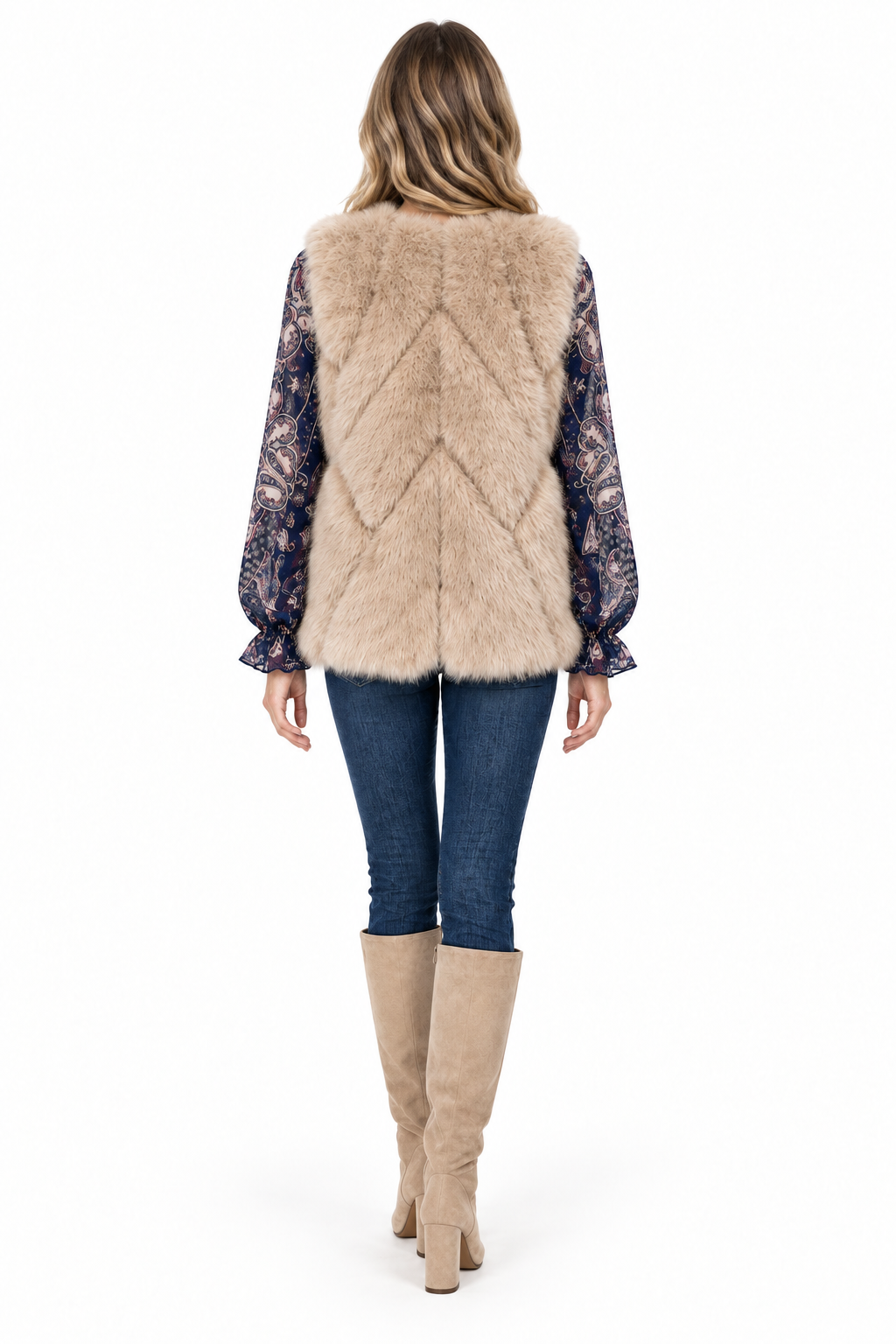 Modella a figura intera, vista retro con gilet Nosecrets cappuccino e stivali sabbia su fondo bianco