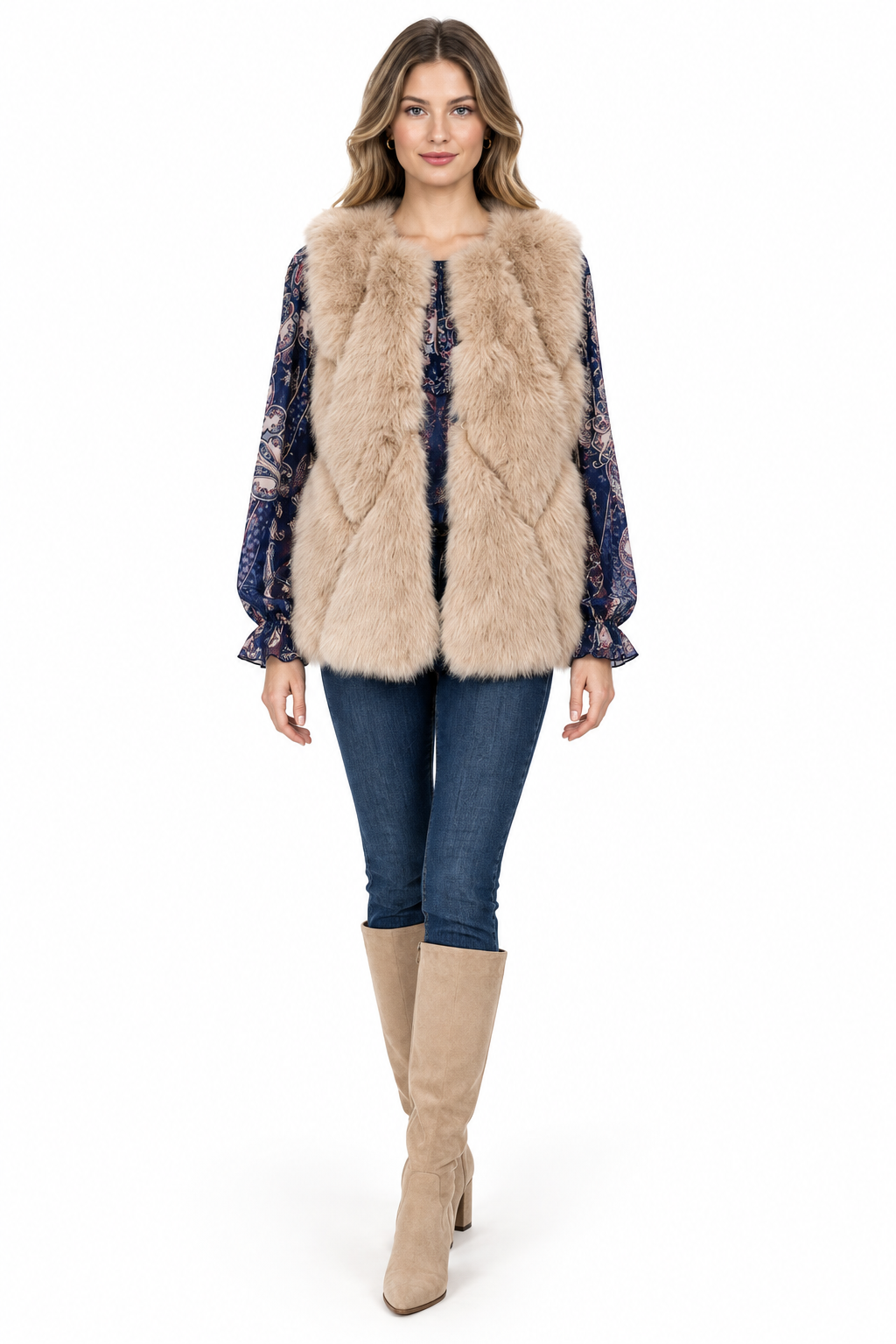 Modella con gilet Nosecrets cappuccino e stivali sabbia su sfondo bianco