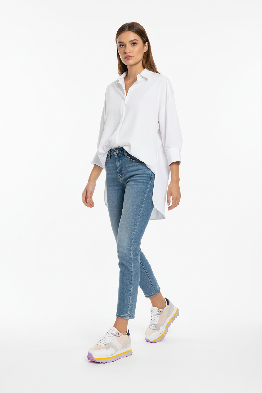 Modella con sneakers Blauer su sfondo bianco