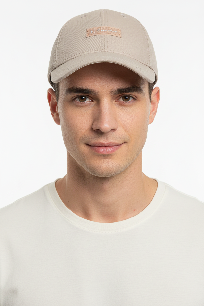 Modello con cappellino Armani Exchange Safari