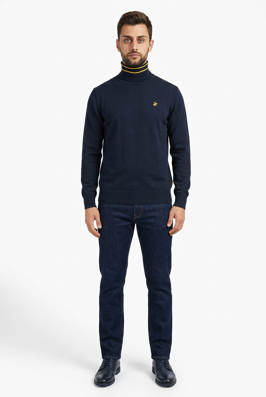 Modello con dolcevita Beverly Hills Polo Club blu scuro con dettagli gialli e jeans indaco