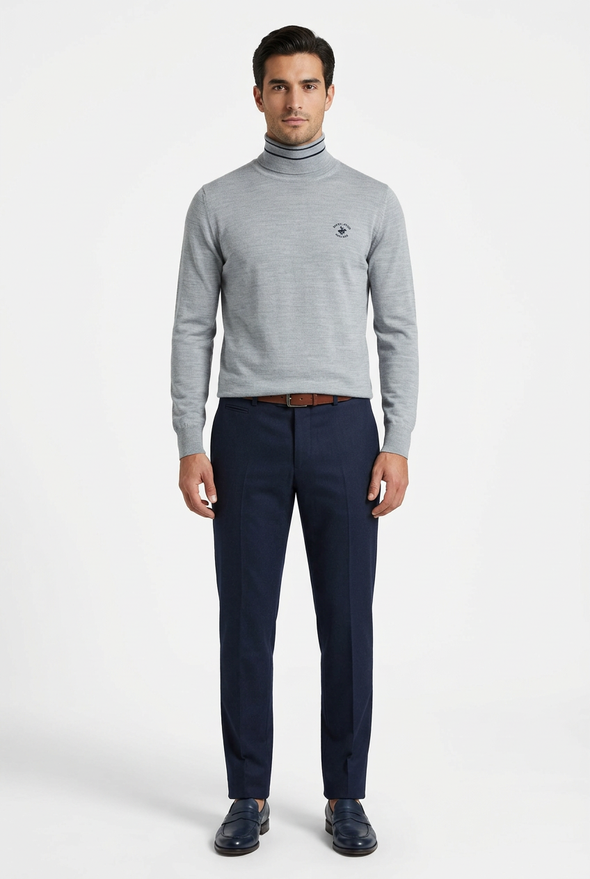 Modello con dolcevita grigio e pantaloni blu a tasche a filo