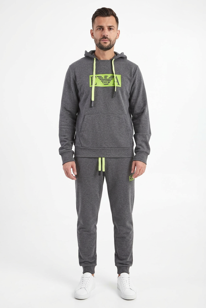 Modello con felpa Emporio Armani grigia con cappuccio e logo verde lime