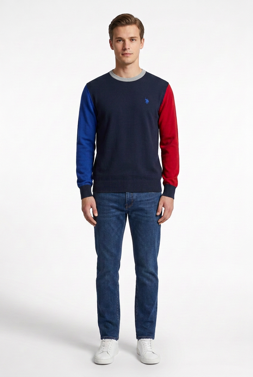 Modello con maglione color block e girocollo interamente grigio