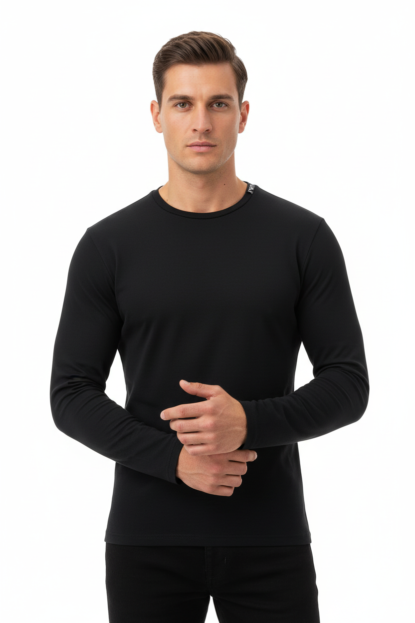 Modello con t-shirt Emporio Armani nera