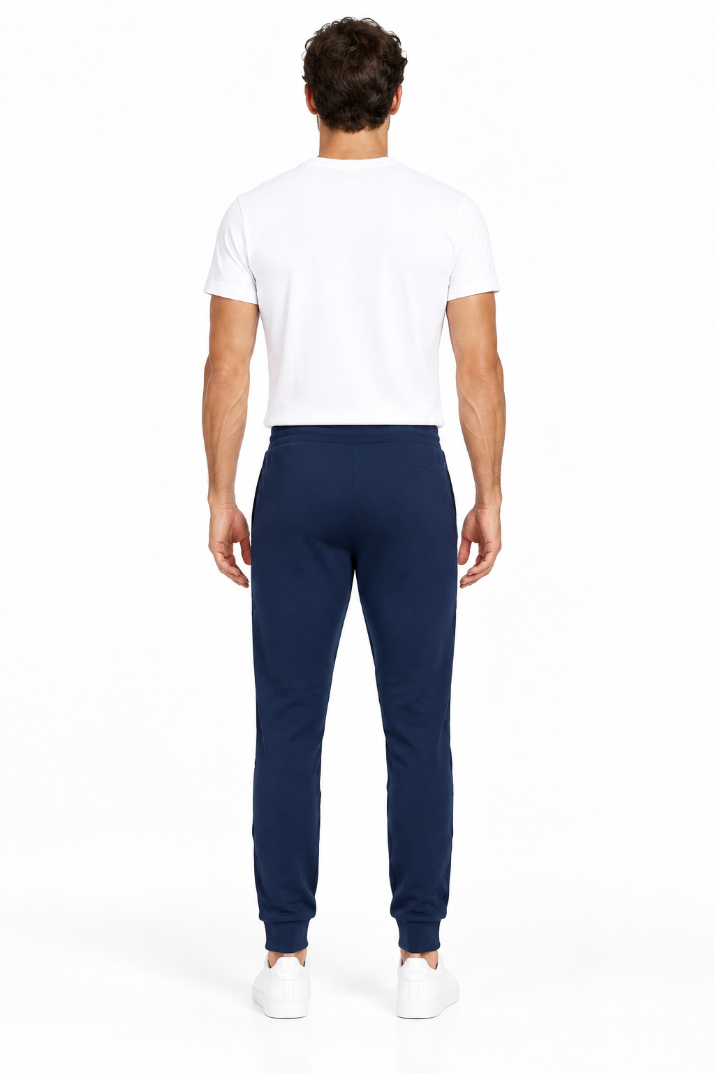 Modello visto da dietro con pantaloni Guess navy senza tasche posteriori