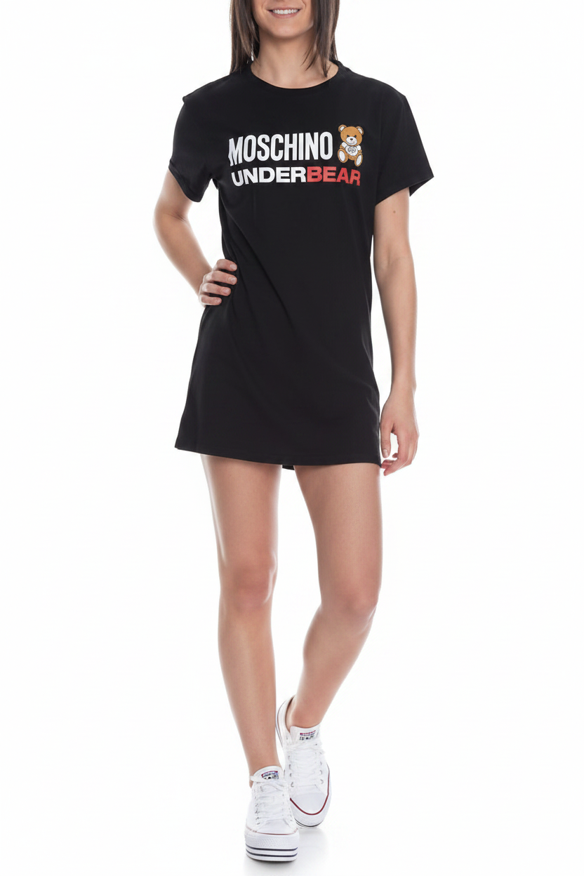 Moschino Abito Donna A1916 Teddy Underbear Nero - Modella con Sneakers Bianche