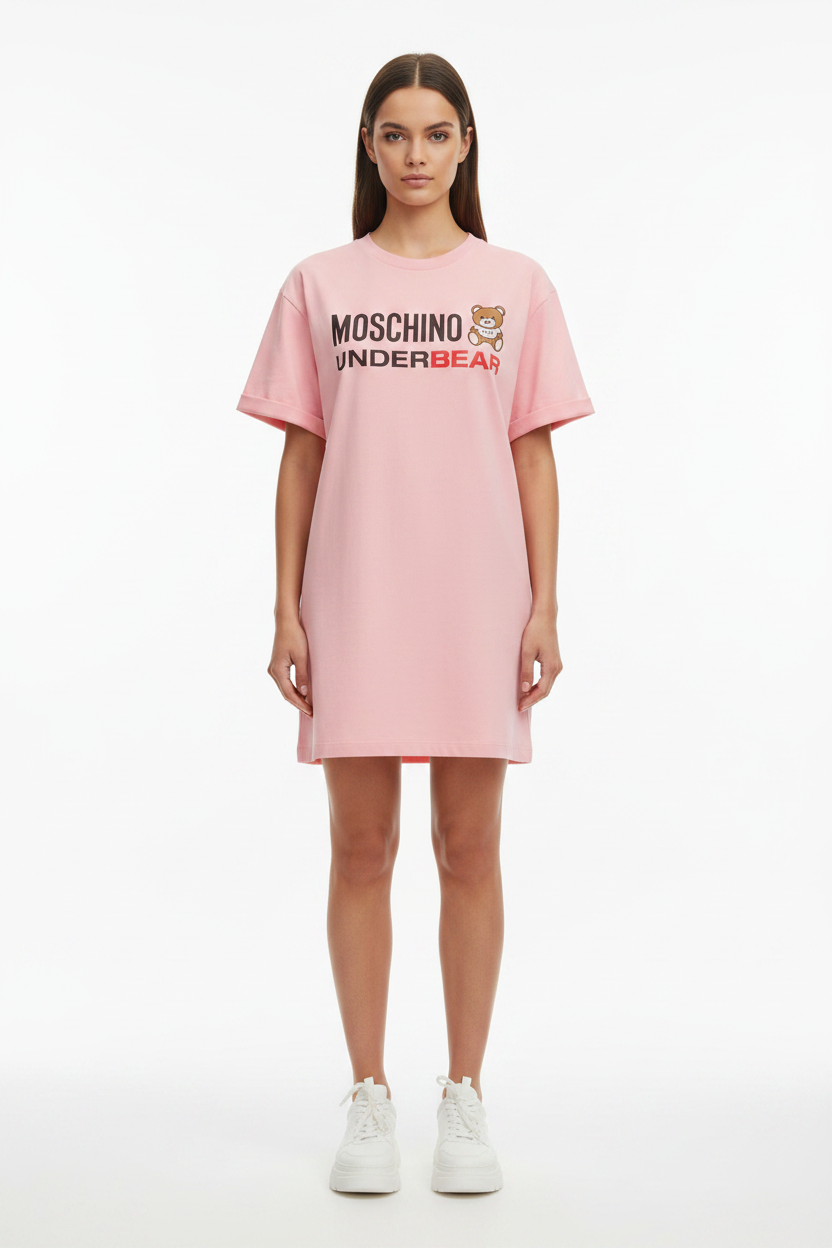 Moschino Abito Donna A1916 Teddy Underbear Rosa - Modella con Sneakers Bianche