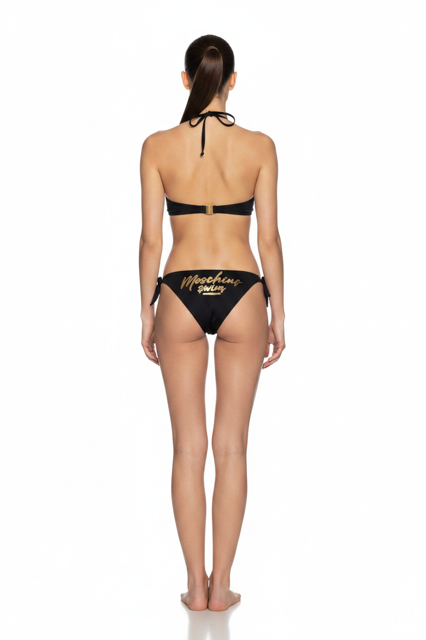 Moschino Bikini Nero Logo Gold - Vista Retro Modella Sfondo Bianco