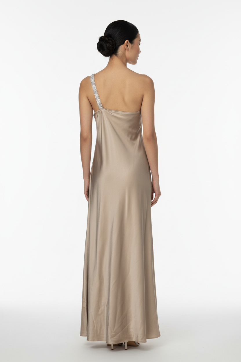 Nosecrets Abito diamantini lungo monospalla in raso Sabbia - Vista retro con modella