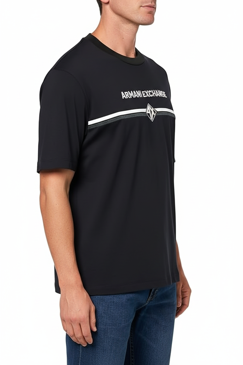 T-shirt Armani Exchange con modello - vista laterale