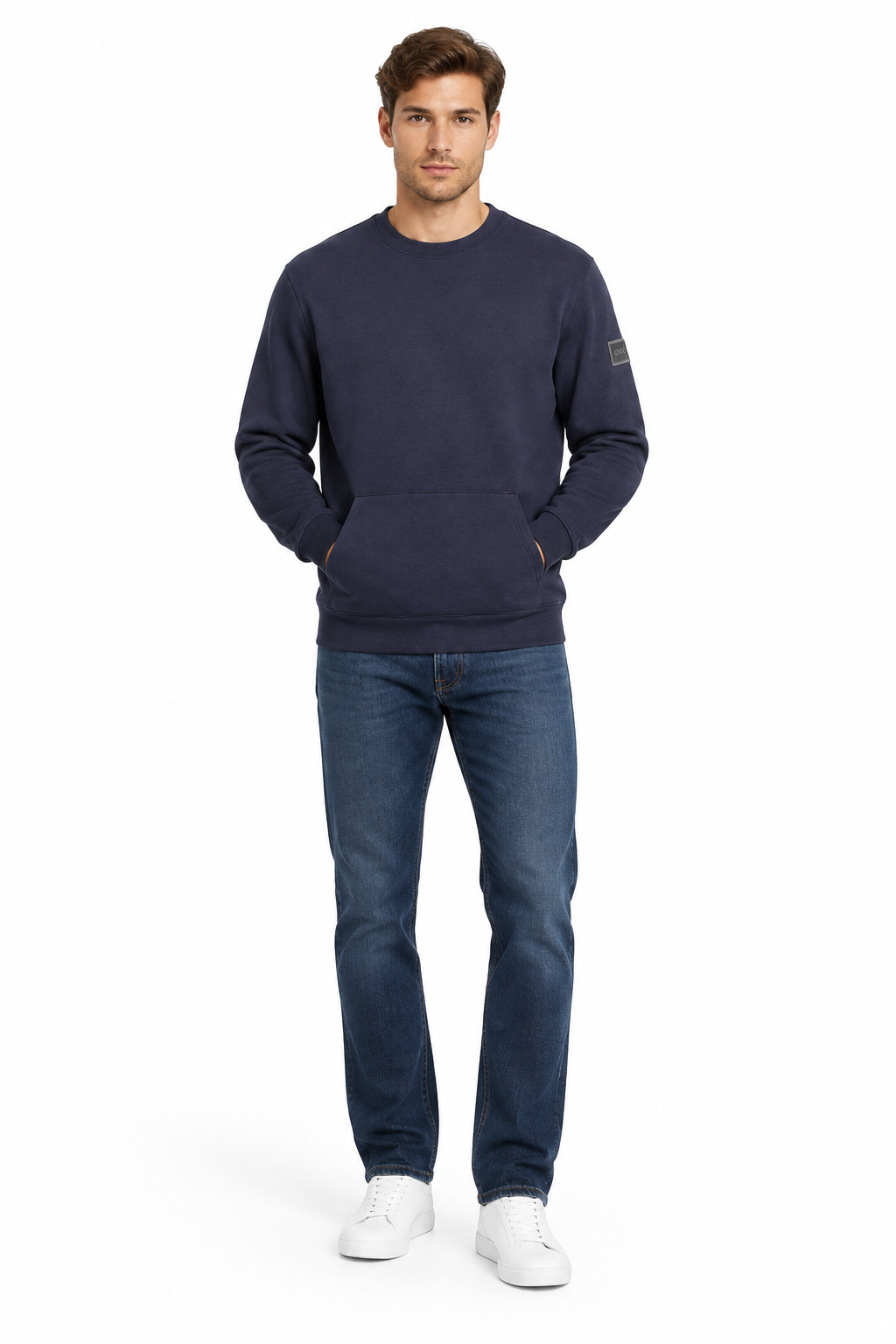 Vista frontale con modello e felpa Guess navy