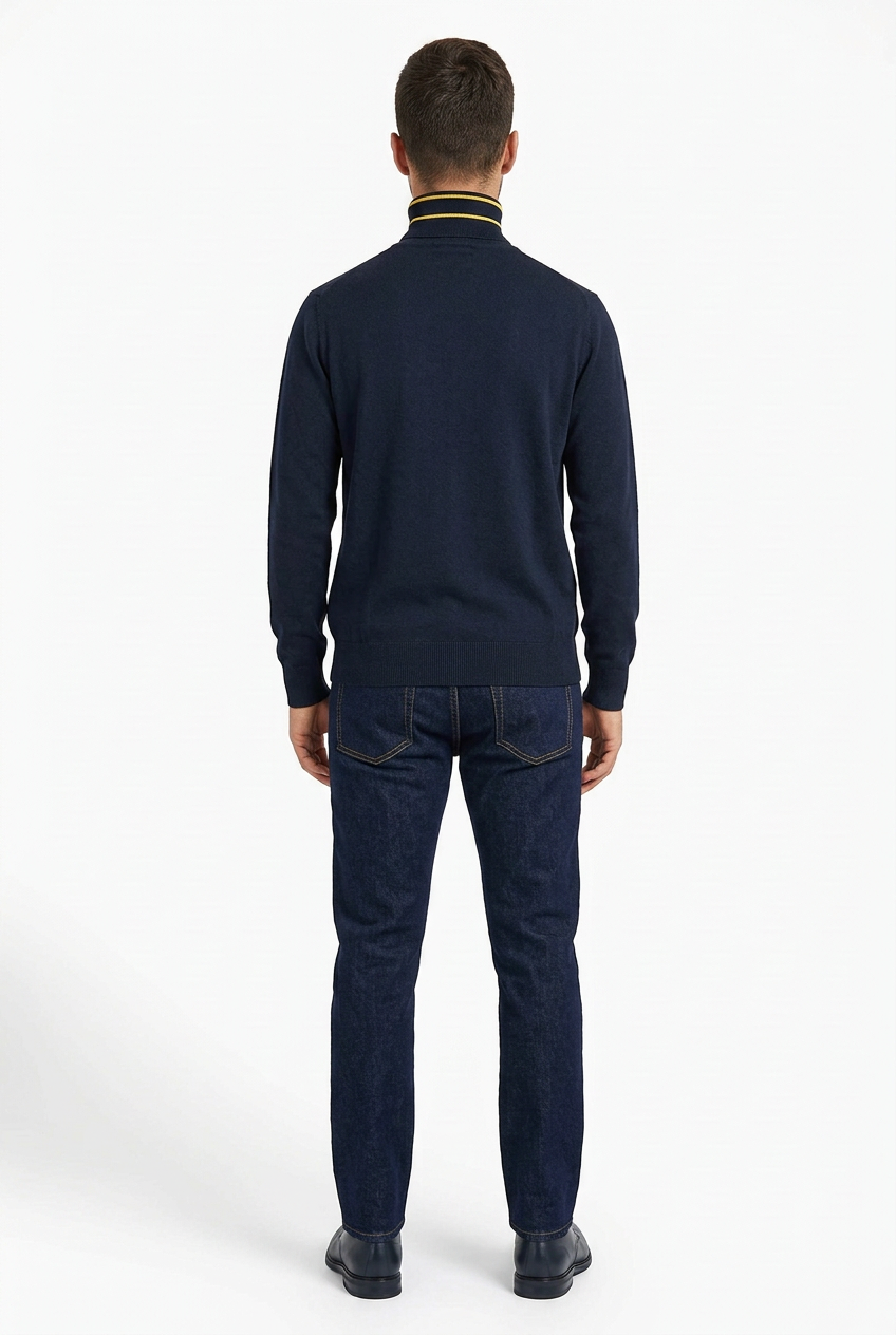 Vista posteriore con dolcevita Beverly Hills Polo Club blu scuro, righe gialle sul collo e jeans indaco