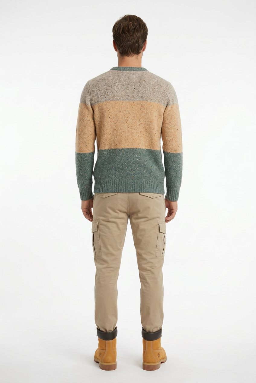 Vista posteriore modello con maglione IMPURE multicolore, cargo beige e scarponcini